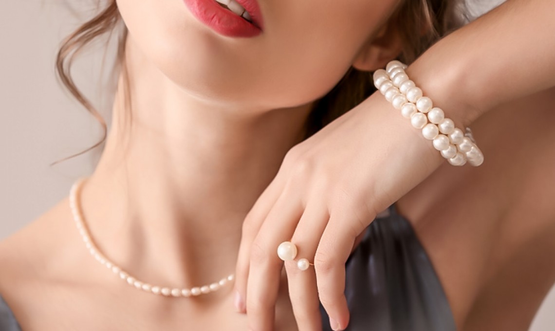 Can I Style White Pearls With Any Outfits?
