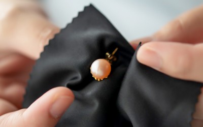 How to Clean Pearl Earrings?