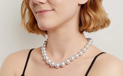 The Ultimate Guide to Wearing a Pearl Necklace: Dos and Don’ts